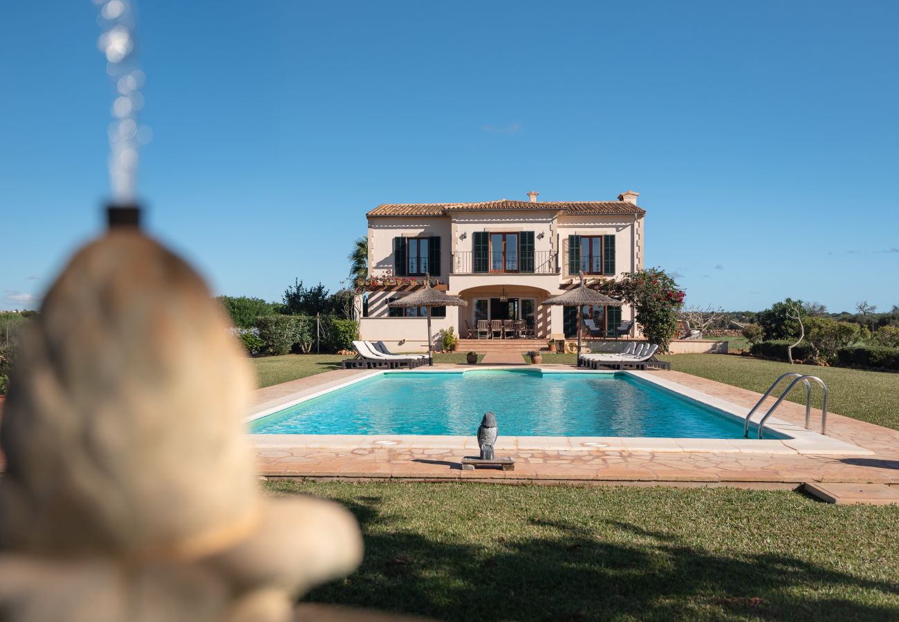 Country house in Es Llombards - Sunny Oasis in Es Llombards: Pool, A/C & Pizza Oven (10p)