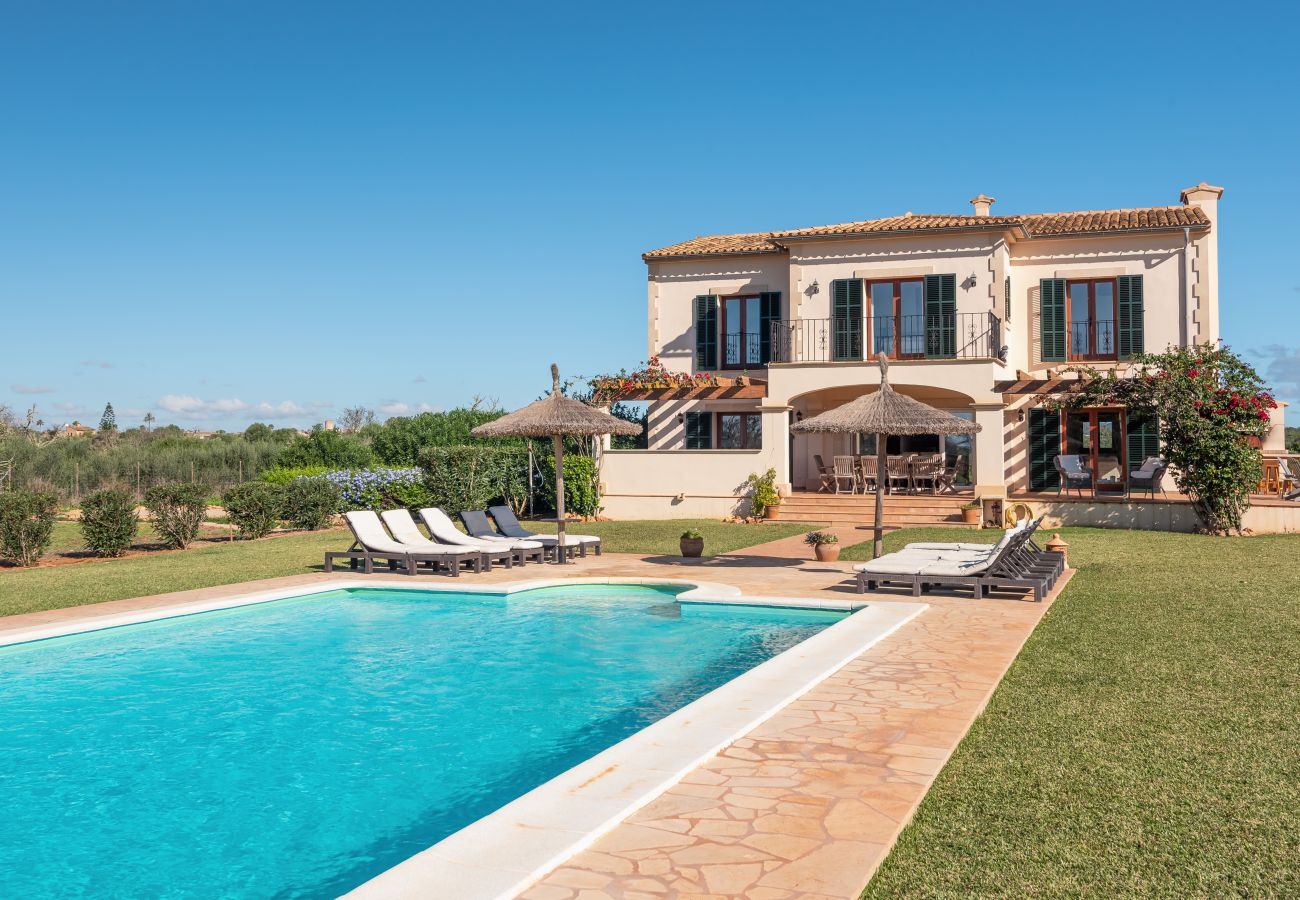 Country house in Es Llombards - Sunny Oasis in Es Llombards: Pool, A/C & Pizza Oven (10p)