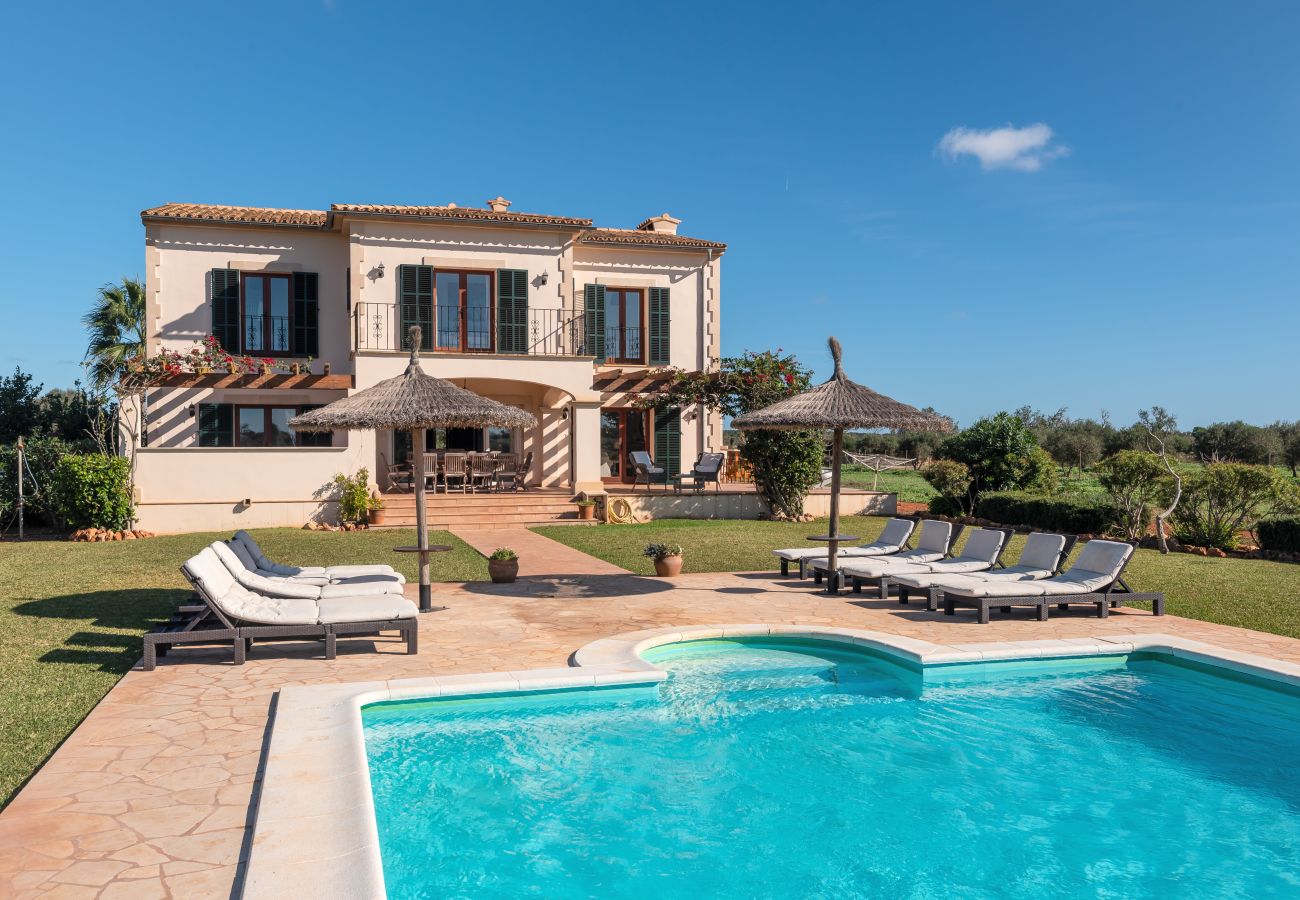 Country house in Es Llombards - Sunny Oasis in Es Llombards: Pool, A/C & Pizza Oven (10p)