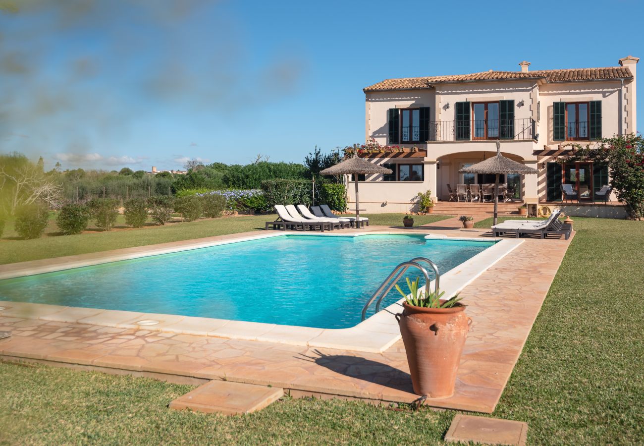 Country house in Es Llombards - Sunny Oasis in Es Llombards: Pool, A/C & Pizza Oven (10p)