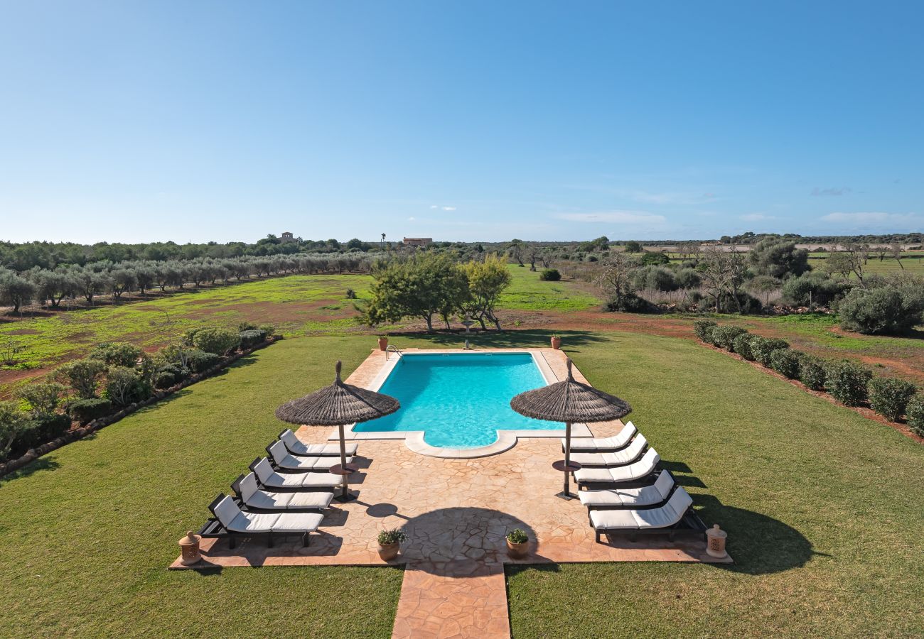 Country house in Es Llombards - Sunny Oasis in Es Llombards: Pool, A/C & Pizza Oven (10p)