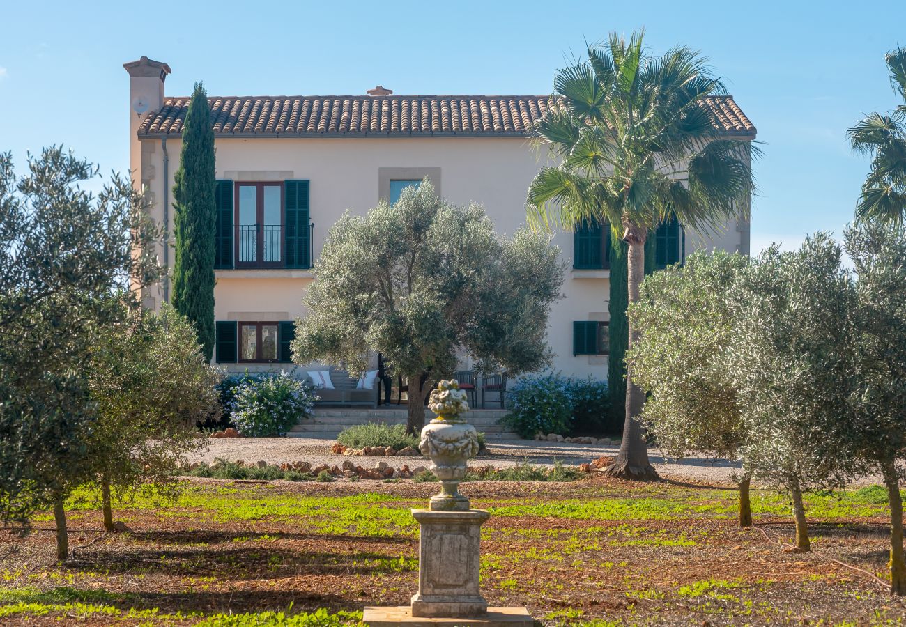 Country house in Es Llombards - Sunny Oasis in Es Llombards: Pool, A/C & Pizza Oven (10p)