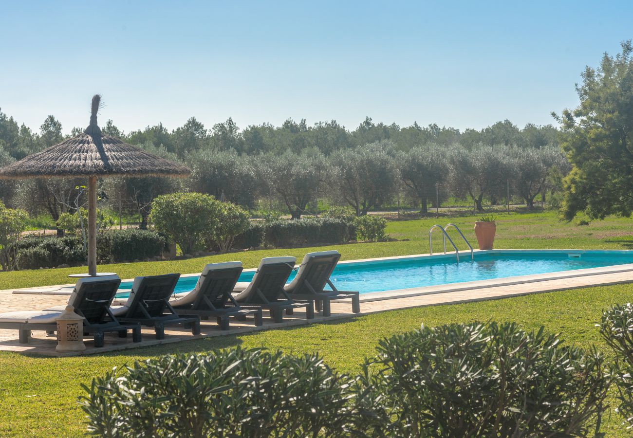 Country house in Es Llombards - Sunny Oasis in Es Llombards: Pool, A/C & Pizza Oven (10p)