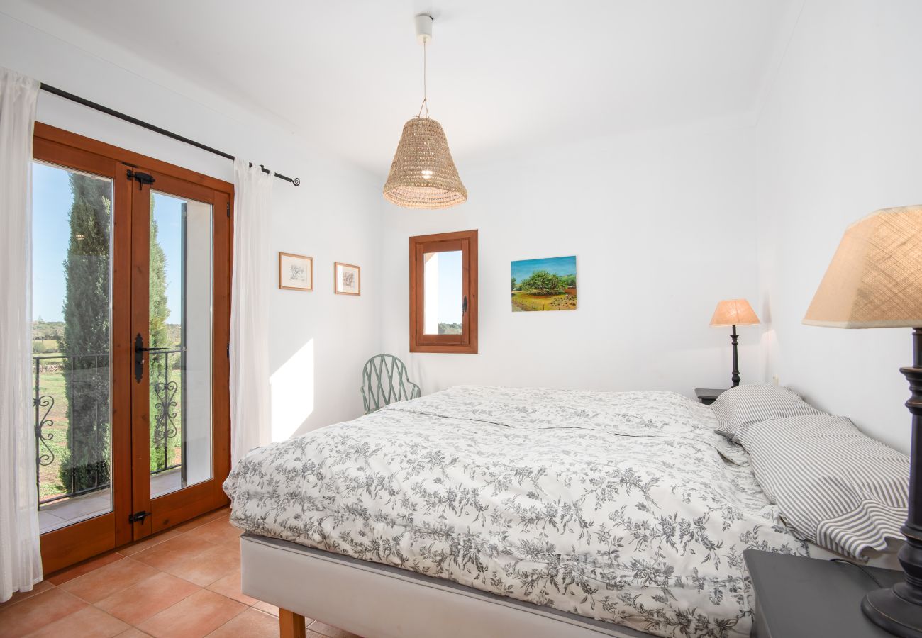 Country house in Es Llombards - Sunny Oasis in Es Llombards: Pool, A/C & Pizza Oven (10p)