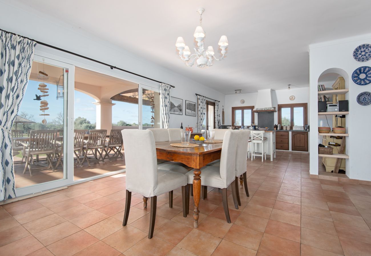 Country house in Es Llombards - Sunny Oasis in Es Llombards: Pool, A/C & Pizza Oven (10p)