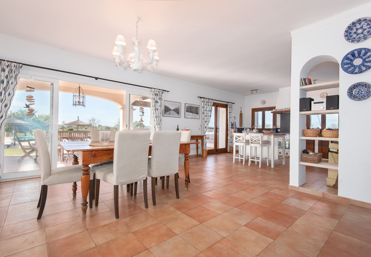 Country house in Es Llombards - Sunny Oasis in Es Llombards: Pool, A/C & Pizza Oven (10p)